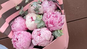 Букет розовых пионов