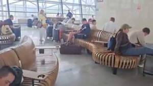 Держаться за жизнь что бы не выкинули на улицу.