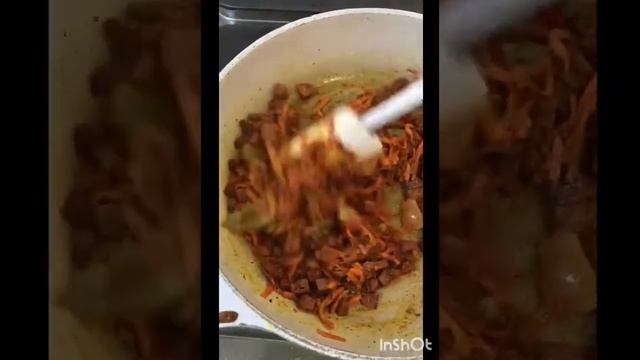 Лапша с овощами и вегетарианской колбасой смотреть онлайн