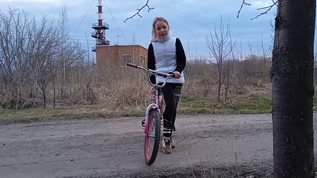 Прогулка на велосипеде по окрестностям. Ангелина расс смотреть онлайн