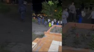 «Её ребёнок, с*ка, дома ждёт!»
