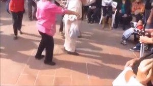 Танцуй, пока молодой  песня  дедуля лихо танцует