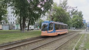 Трамвай 71-623 у остановки Ухтомская улица в Москве (03.06.2025)