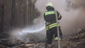 Огненная ловушка: спасавший коллег пожарный едва не погиб в горящем лесу в Забайкалье