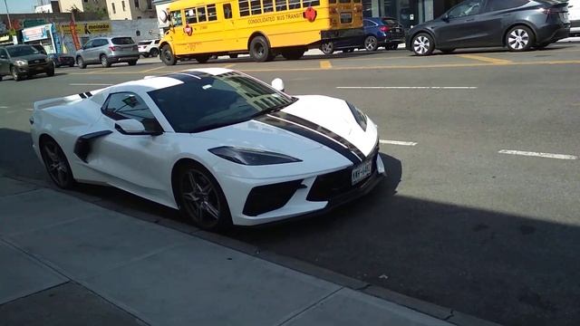 Эффектный белый спорткар Chevrolet Corvette с чёрными полоска?