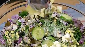 Такой салат съедят за минуту, очень вкусный и простой в приготовлении.