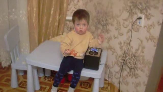 Малыш слушает радио)) Смотреть всем)) смотреть онлайн