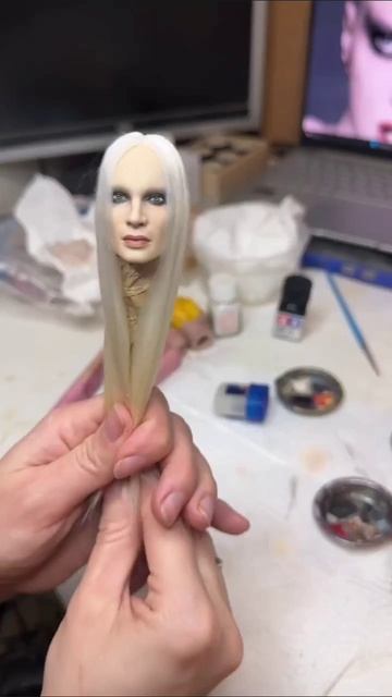 Американская фотомодель Кристен Макменами, голова 1/6