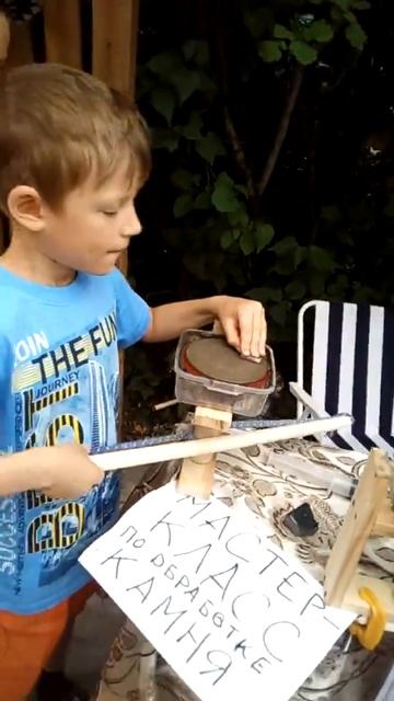 Девушка усердно точит камни. Фестиваль. Древние станк? смотреть онлайн