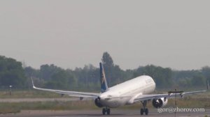 Эйрбас А321 авиакомпании Эйр Астана взлетает из аэропорта Алматы.
