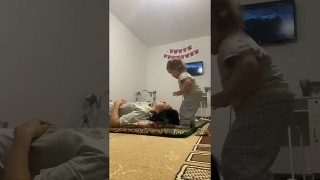 Мамасына ламинирование ресниц жасап жатыр 😃