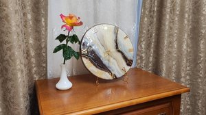 Часы из эпоксидной смолы в технике грязный стакан