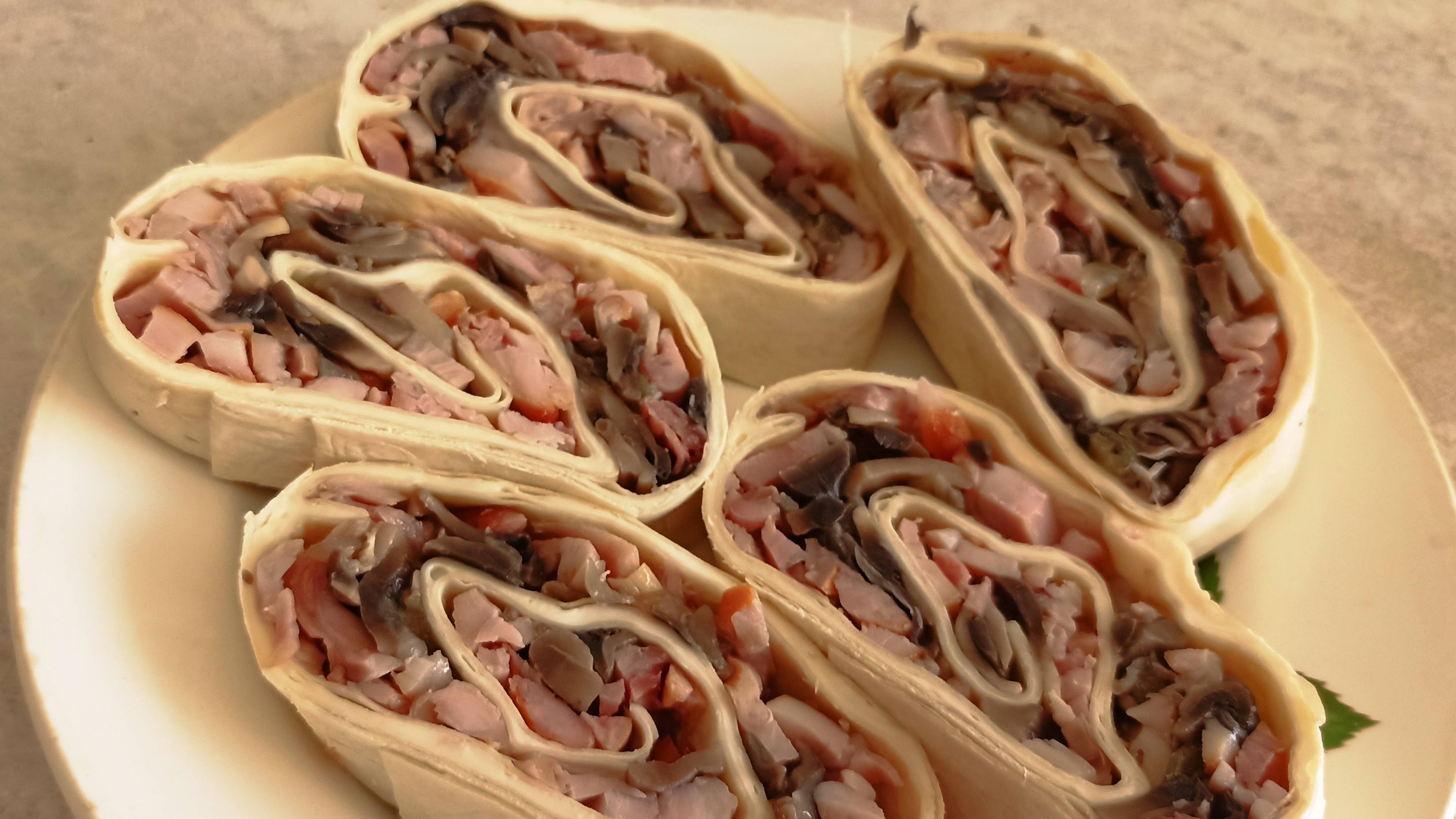 Рулет из лаваша с копченой курицей
