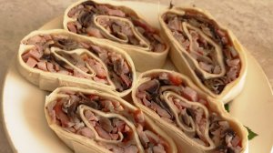 Рулет из лаваша с копченой курицей