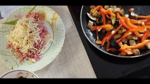 Салат из фунчозы и фаршированные шампиньоны. Идеи для ужина