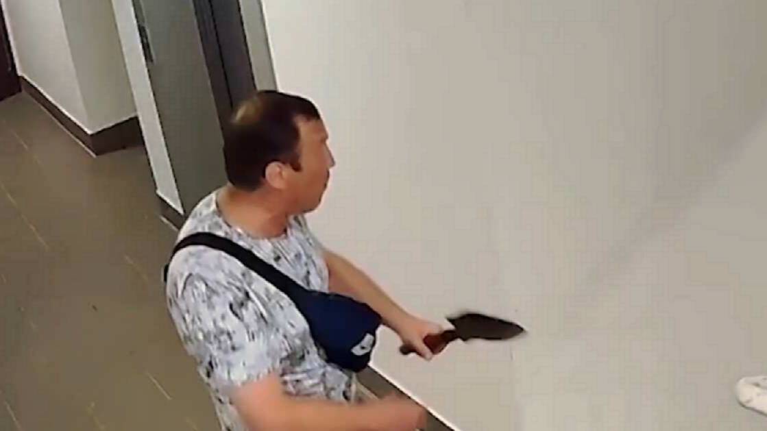 Полуголый сосед с лопатой держит в страхе жителей многоэтажки в Нижнем Новгороде