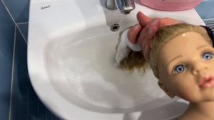 Моем кудрявые волосы кукле // Washing curly doll's hair