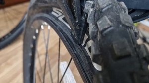 Как разбортировать застрявшую покрышку на ободе вело?