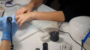 снятие нарощенных ногтей.