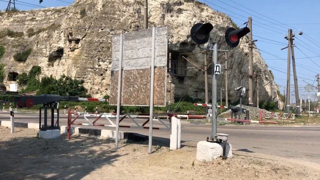СЕВАСТОПОЛЬ. ЖЕЛЕЗНОДОРОЖНЫЙ ПЕРЕЕЗД СО ШЛАГБАУМОМ. И