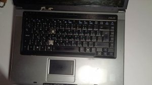 Как снять клавиатуру на старом ноутбуке?