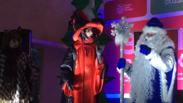 1915  Дед Мороз и Снегурочка пришли на помощь 