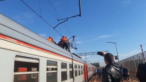 У электрички отвалился пантограф