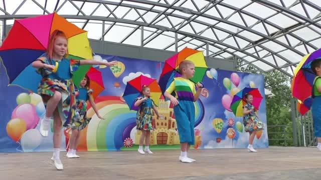 ДОХА "Тихвинка" - танец с зонтиками / День защиты детей в Тихвине 1 июня 2025 г. смотреть онлайн