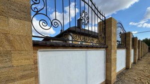 Строительство забора, НАШ уют! Цыганщина- называют в комментариях! Так в Крыму строят заборы…