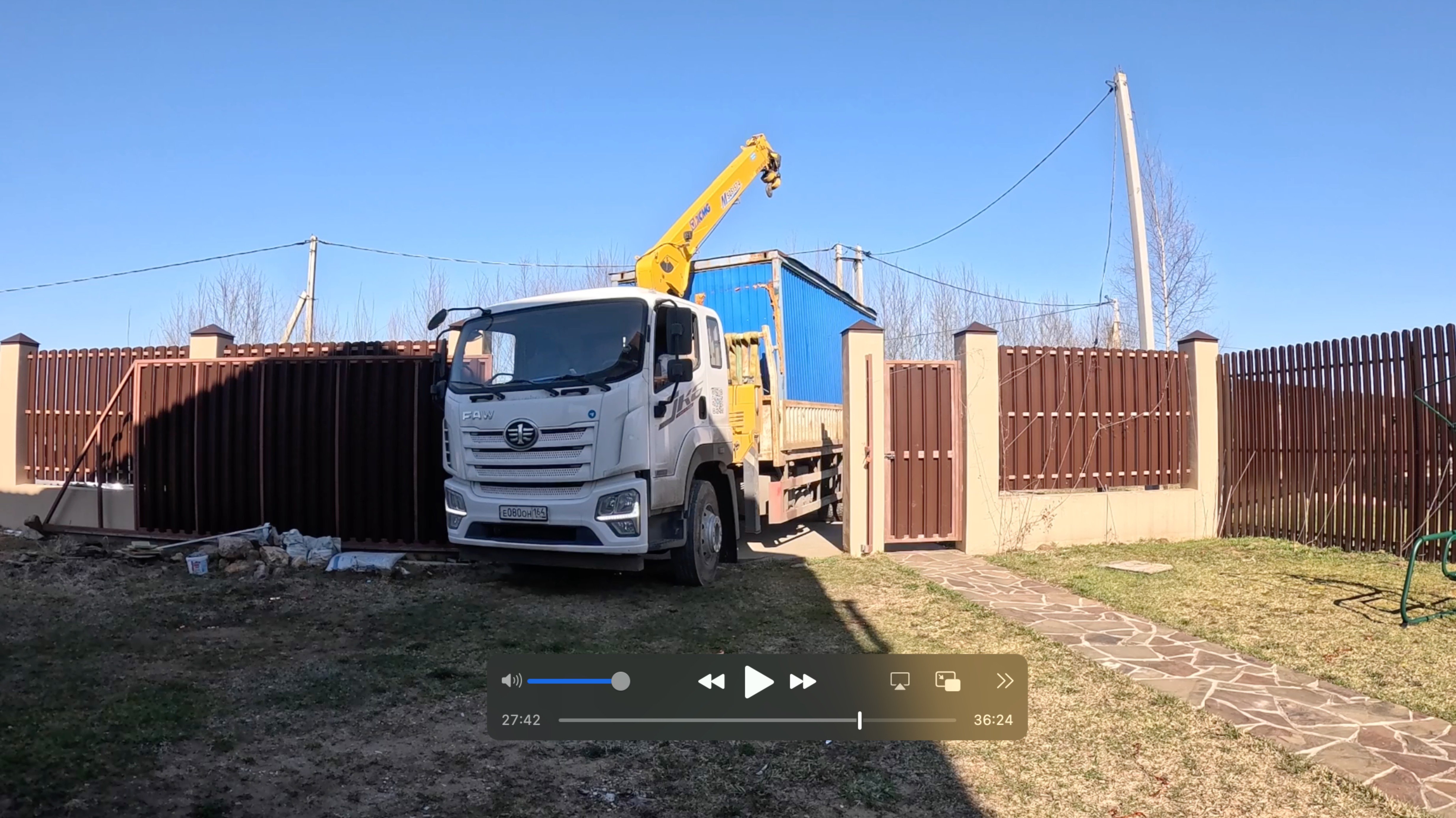 Работа на манипуляторе. Рейс в Московскую область. Пострадал  только забор.