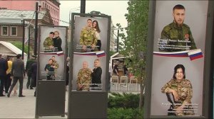 Выставка с фотографиями участников СВО открылась на пешеходной улице в Тюмени