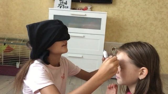 Макияж закрытыми глазами ! С сестрой ! Polina Blogger смотреть онлайн
