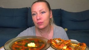 Мукбанг борщ с солеными огурцами ,пицца домашняя.Еда на камеру.