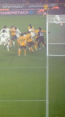 Matheus Cunha scores from a corner!
