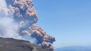 Извержение вулкана Этна на Сицилии