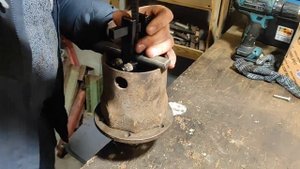 Как снять  подшипник и магнит таходатчика на двигател?