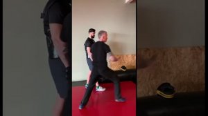 Ножевой бой с нуля - наработка связки "Обратный рубящий, цепляющий" удары.