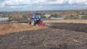 синий трактор пашет)