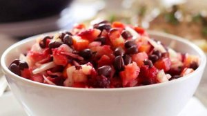 Винегрет с фасолью, свежими огурцами и щавелем