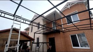 Строительство навеса полуарка из поликарбоната.