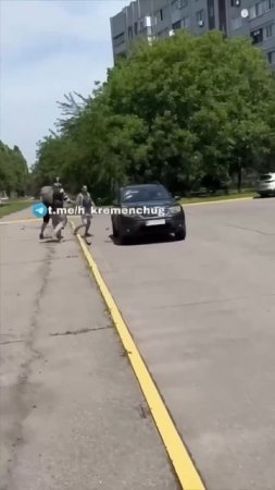Нападение на ТЦК с молотком. Разбили стекло.