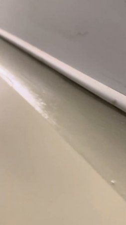 Устройство полимерных полов с монтажом полимерного плинтуса в техническом коридоре.