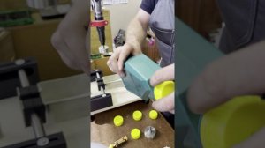 Работа укупорочного устройства УУ-3ПН производства ООО Промбиофит