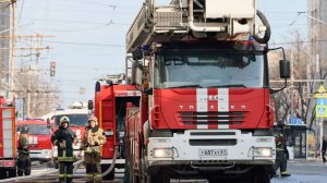 Мощный пожар охватил предприятие на 400 "квадратах" в Ярославле