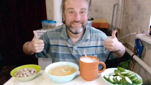 обед с таблетками. идёт дождь, у меня выходной. мукбанг. обжор. еда на камеру. диета. шизофрения.