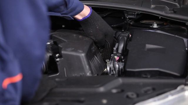 Jak vyměnit vzduchový filtr motoru na TOYOTA СOROLLA E150 Sedan NÁVOD  AUTODOC
