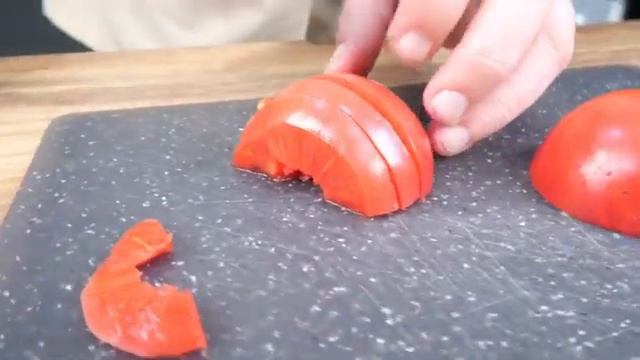 Вкусный овощной салат с баклажанами с соевой заправкой.