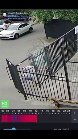 ЛОМАЛ ВОРОТА: в ЖК "Суворов Сити" психованный мужик принялся ломать ворота.