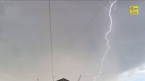 Молнии грозы с градом над домом