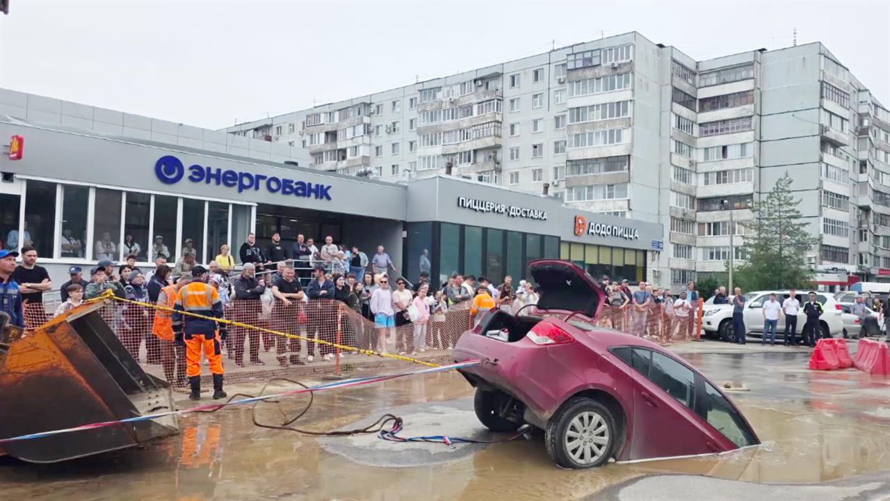 В Казани при обвале грунта автомобиль провалился под землю: кадры